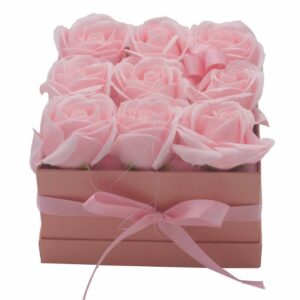Cutie cu 9 trandafiri roz din sapun - Cadouri pentru iubita